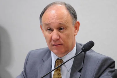 Brasília - O ministro do Desenvolvimento Agrário, Pepe Vargas, participa de audiência pública na Comissão de Agricultura do Senado