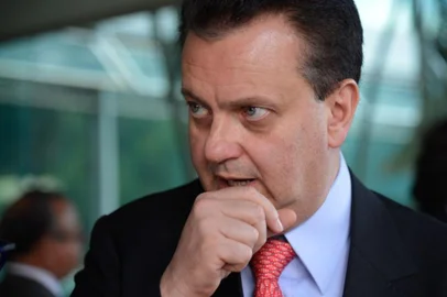 O ministro das Cidades, Gilberto Kassab (PSD), desembarca pela primeira vez em SC desde que tomou posse na esplanada. Nesta quarta-feira, avaliará com o governador Raimundo Colombo (PSD) e o prefeito de Florianópolis, Cesar Souza Junior (PSD), o andamento das obras vinculadas ao ministério no Estado, que somam cerca de R$ 15 bilhões. 