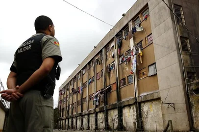  PORTO ALEGRE, RS, BRASIL, 14/10/2014: Policial militar observa o Pavilhão D do Presídio Central de Porto Alegre. O prédio deve ser o próximo a ser derrubado. Ato com a presença do secretário da Segurança Pública, Airton Michels, e outras autoridades marca o dia de hoje como o início da demolição do presídio, começada pelo Pavilhão C. (Foto: Mateus Bruxel / Agência RBS)Indexador: Mateus_Bruxel