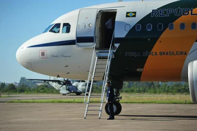  Comitiva de integrantes dos ministérios da Justiça e da Secretaria de Direitos Humanos, familiares do ex-presidente João Goulart, o Jango, passaram por Santa Maria, na manhã desta quarta-feira. Eles vieram em um avião Amazonas (modelo C-105), da Força Aérea Brasileira (FAB), que chegou a Santa Maria, às 8h38min. Minutos depois eles trocaram de aeronave e embarcaram em um dos aviões presidenciais, o Airbus (VC-1) que os levou à capital federal. A previsão é que o avião chegue a Brasília por volta das 11h40min desta quarta-feira. FOTO RONALD MENDES/agencia RBS