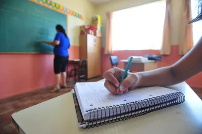  SANTA MARIA , RS , BRASIL , 19/03/2015Retomada das aulas das séries finais da Escola Municipal Adelmo Simas Genro, no bairro Nova Santa Marta, depois de ficar fechada três dias por causa da onda de violência¿; entrada dos alunos, salas de aula, dependências da escola.FOTO JEAN PIMENTEL / AGÊNCIA RBS, GERAL