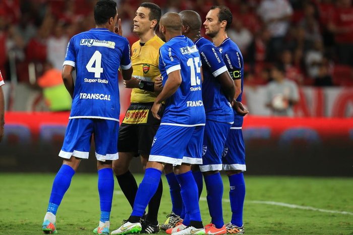 Como funciona a regra de toque de mão no futebol - Jornal O Globo