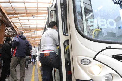  CAXIAS DO SUL, RS, BRASIL, 27/12/2012 - Governo deve anunciar reajuste no preço da passagem de ônibus em Caxias do Sul. Na foto, Imagens gerais do transporte público de Caxias (VISATE).