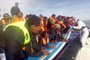 Imigrantes são resgatados por embarcação da Guarda Costeira italiana no Mar Mediterrâneo