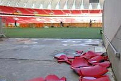  PORTO ALEGRE, RS, BRASIL, 04-05-2015: Inter contabiliza estragos no setor da torcida visitante no Estádio Beira Rio, após o Gre-Nal da final do Gauchão 2015. Torcida do Grêmio depredou banheiros, corredores e quebrou muitas cadeiras no setor (FOTO FÉLIX ZUCCO/AGÊNCIA RBS, Editoria de Esportes).