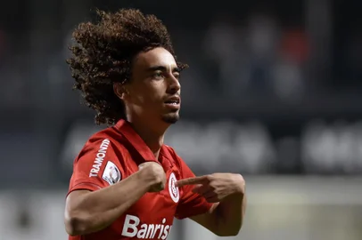  Brazils Internacional player Valdivia celebrates after scoring against Brazils Atletico Mineiro during their 2015 Libertadores Cup match at the Independencia Stadium in Belo Horizonte, Brazil on May 6, 2015.   AFP PHOTO / DOUGLAS MAGNOEditoria: SPOLocal: Belo HorizonteIndexador: Douglas MagnoSecao: SoccerFonte: AFPFotógrafo: STR