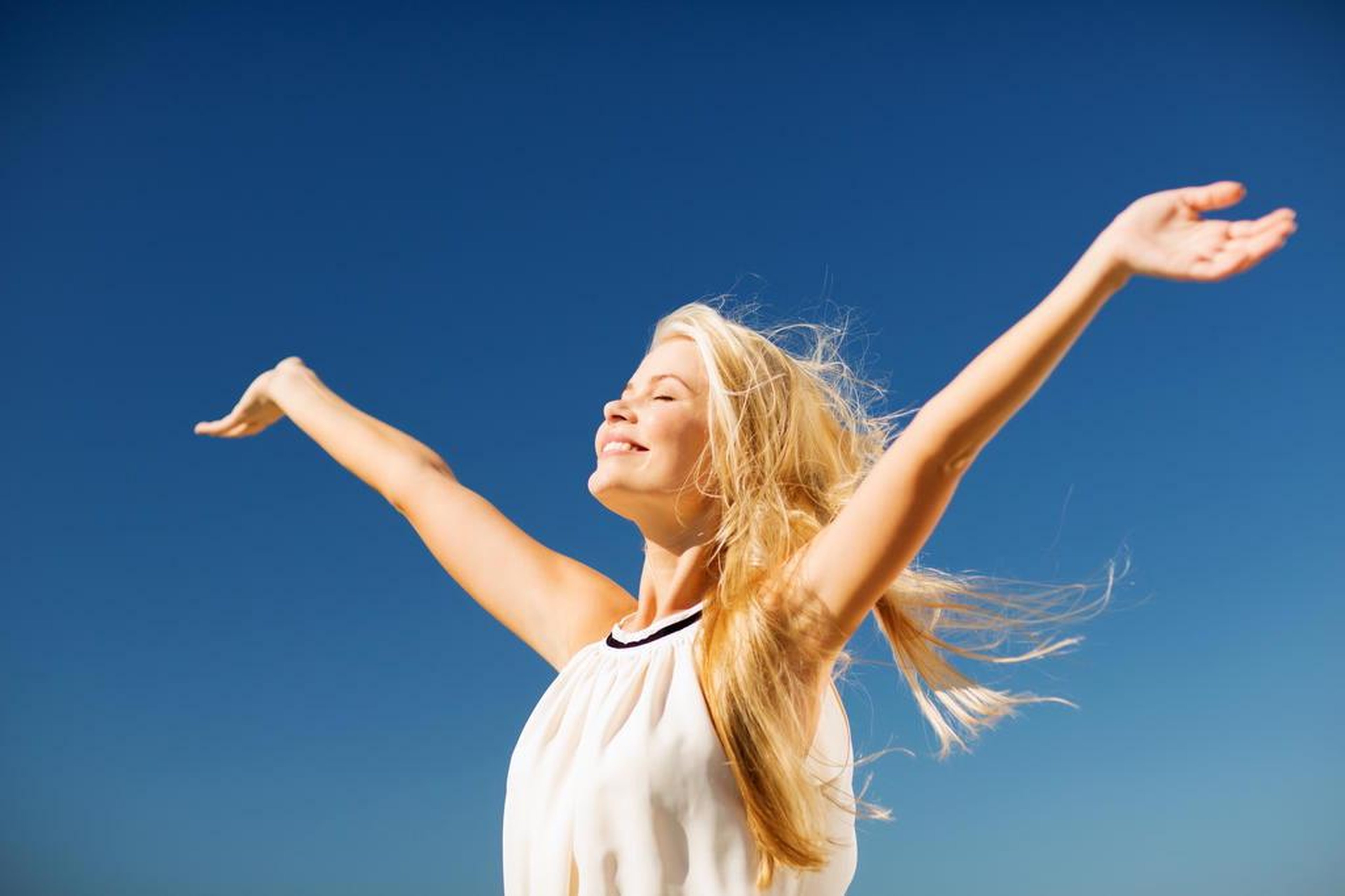 Женщина радость. Оптимистичный настрой. Оптимистичные фото. Который вам будет в радость. Влюбленные бегут.