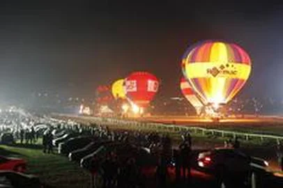 4º Festival Internacional de Balonismo de Santa Maria chega ao fim neste fim de semana. Entre as atrações no sábado, as atividades no Jockey Club Santamariense, que teve apresentação do Night Glow (balões iluminados) e queima de fogos de artifício. Neste domingo, a premiação aos pilotos e o Voo Fiesta marcariam o encerramento do evento