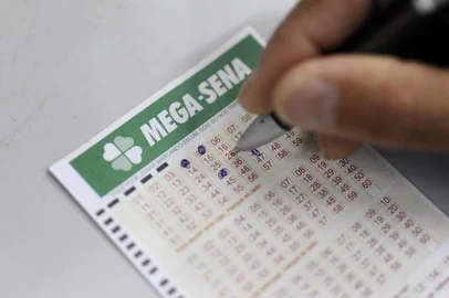  CAXIAS DO SUL, RS, BRASIL, 30/12/2011. Movimento intenso nas lotéricas para jogar na Mega da Virada. (FOTO: MAICON DAMASCENO / PIONEIRO)Local: Caxias do SulFonte: Agencia RBS