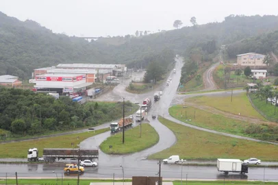  FARROUPILHA, RS, BRASIL  (27/05/2015) Estradas Estaduais na Região de Farroupilha. Reportagem verifica perigos e situação nas rodovias de Farroupilha, Garibaldi e São Vendelino. Na foto, trevo defronte a empresa Telasul que liga Farroupilha com Bento Gonçalves e Garibaldi.  (Roni Rigon/Pioneiro)