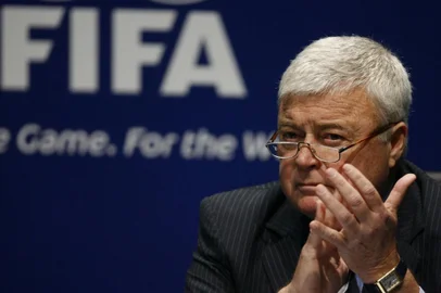 Ricardo Teixeira aplaude o anúncio do Brasil ser a sede da Copa do Mundo em 2014.#PÁGINA:49Ricardo TeixeiraFIFA Executive Member Ricardo Teixeira of Brazil claps his hands prior to the awarding of the 2014 World Cup at the FIFA headquarters in Zurich, Switzerland, Tuesday, Oct. 30, 2007. Brazils long wait to stage the World Cup will end today when it is named the host nation for the 2014 finals. Brazil is the only candidate to stage the worlds largest and most lucrative single-sport tournament after its bid was approved by FIFAs technical delegation last week. By the time the finals kickoff, 64 years will have passed since the South American country hosted the World Cup for the only other time. (AP Photo/Keystone/Steffen Schmidt) Fonte: AP Fotógrafo: Steffen Schmidt