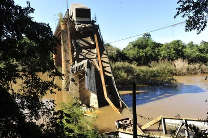  Como está a cidade de Jaguari um dia após a queda da ponte histórica do municípioSanta Maria, Rio Grande do Sul, Brasil, 01/06/2015 (foto Ronald Mendes/agencia RBS)