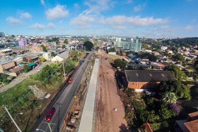 PORTO ALEGRE, RS, BRASIL, 12-06-2015 - Obras da Copa, duplicação da av.Tronco.(Foto:OMAR FREITAS/AGÊNCIA RBS)