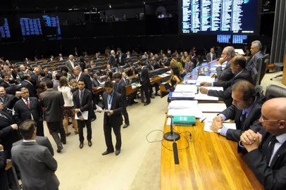 A Câmara dos Deputados aprovou, por 206 votos a 179, emenda à Medida Provisória 672/15 que estende os aumentos do salário mínimo aos demais benefícios da Previdência Social (aposentadorias e pensões) acima desse valor.