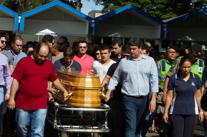 EGO - Corpo de namorada de Cristiano Araújo é enterrado em Goiânia