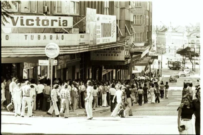 Fila para ver o filme Tubarão, em frente ao Cine Victória , em 1976.#PÁGINA: 3#ENVELOPE: 111900 antigo Fotógrafo: Não se Aplica Data Evento: 00/00/1976