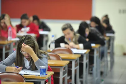  SANTA MARIA , RS , BRASIL , 30/06/2015Mais de 3 mil candidatos fazem as provas do vestibular da Unifra.O vestibular de inverno do Centro Universitário Franciscano teve 3.017 inscritos neste ano, que disputam 480 vagas na instituição. Às 7h25min os portões do Conjunto 3 da Unifra foram abertos, e os candidatos começaram a entrar nas salas de aula. Este ano, as provas estão sendo aplicadas nos prédios 13, 14, 16 e 17. FOTO JEAN PIMENTEL / AGÊNCIA RBS, GERAL