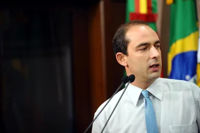 CAXIAS DO SUL, RS, BRASIL, 08/04/2014 - Sessão ordinária da Câmara de Vereadores. Sessão foi tumultuada após os acontecimentos da semana. O fato do vice-prefeito Antonio Feldmann não assumir o cargo de prefeito na ausência do titular, Alceu Barbosa Velho. Bancada do PT anunciou que vai pedir a cassação do mandado do Feldmann. Na foto, o líder petista no Legislativo Municipal, Rodrigo Beltrão(Jonas Ramos/Pioneiro)