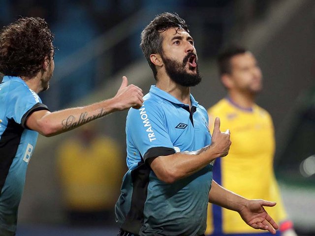 Por rede social, Douglas provoca o Inter