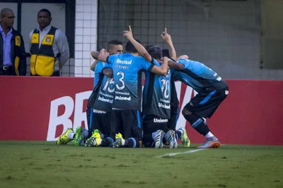 Santos x GrêmioSANTOS, SP  05.07.2015:CAMPEONATO BRASILEIRO SANTOS X GRÊMIO- O jogador do Grêmio Galhardo comemora o 2º gol durante lance na partida entre Santos e Gêmio válido pela 11ª rodada do Campeonato Brasileiro, realizada no Estádio da Vila Belmiro em Santos. (Foto: Luiz Fernando Menezes/Fotoarena/Lancepress!)Editoria: SPOIndexador: Luiz Fernando MenezesFonte: Agência Lancepress!