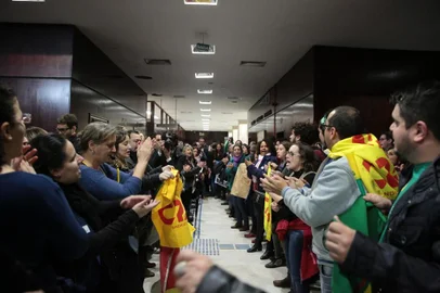  PORTO ALEGRE, RS, BRASIL - 14-07-2015 - Nesta terça-feira, a Assembleia Legislativa vota o projeto da Lei de Diretrizes Orçamentárias (LDO) de 2016. A proposta do governo do Estado gera polêmica, pois prevê a correção de apenas 3% em relação ao previsto para esse ano. Isso significa o congelamento de salários, uma vez que 3% cobre apenas o crescimento vegetativo da folha de pagamento (FOTO: RICARDO DUARTE/AGÊNCA RBS)
