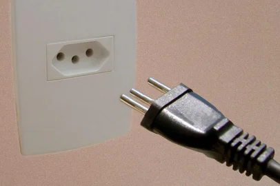 Um novo padrão de plugue e tomada está sendo adotado pela ABNT. É uma tomada que terá uma entrada para o fio terra, com encaixe perfeito, evitando choques e perda de energia por dissipação de calor.#PÁGINA:45 Fonte: ABNT