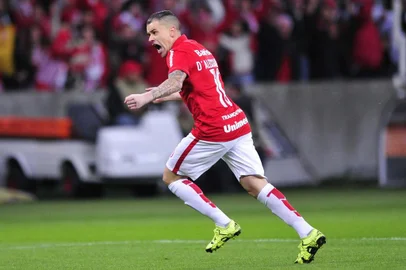  PORTO ALEGRE, RS, BRASIL - 15-07-2015 - Copa Libertadores da América - Semifinal - Jogo de Ida, Internacional x Tigres (Mex) no estádio Beira-Rio.(FOTO:RICARDO DUARTE/AGÊNCIA RBS)Jogador DAlessandro abre o placar da partida, Inter 1x0 TigresIndexador: FELIX ZUCCO                     