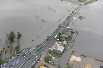  ESTEIO, RS, BRASIL - 21-07-2015 - Transtornos causados pela chuva. A. Assis Brasil com Av. Flores Cunhas em Cachorreinha em coberta pelos aguas (FOTO: RONALDO BERNARDI/AGÊNCIA RBS)