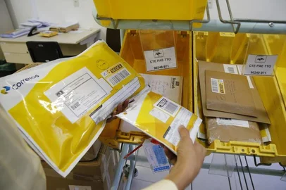  PORTO ALEGRE , RS , BRASIL , 22-07-2015 - Havendo mais atrasos e cancelamentos de entregas por parte dos Correios (FOTO : ADRIANA FRANCIOSI/AGENCIA RBS )