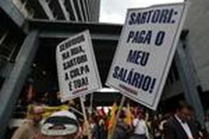  PORTO ALEGRE , RS , BRASIL , 03-08-2015- Com apoio do Cpers, professores de escolas estaduais protestam em frente à Secretaria da Educação ( FOTO : RICARDO DUARTE / AGENCIA RBS )