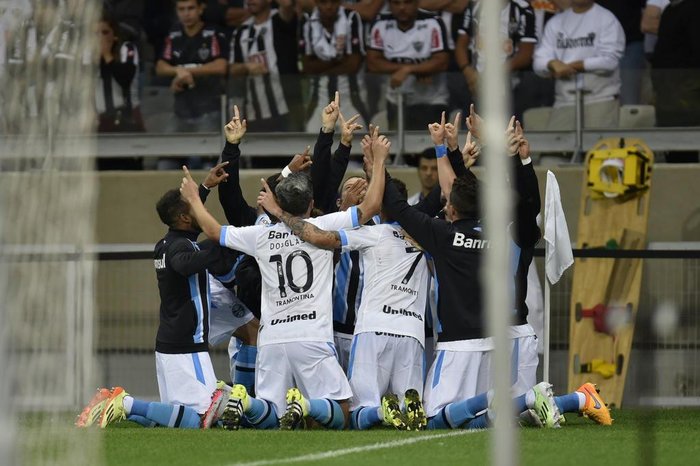 Em jogo movimentado, Grêmio acaba superado pelo líder, no Mineirão