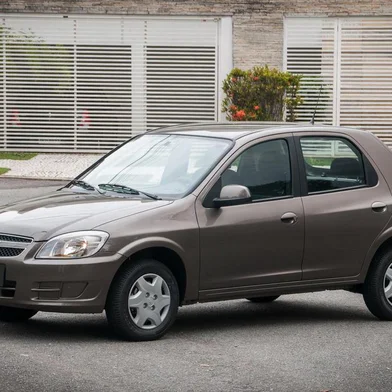 Chevrolet Celta 2014 ganhou frisos cromados na grade, além de airbag e ABS