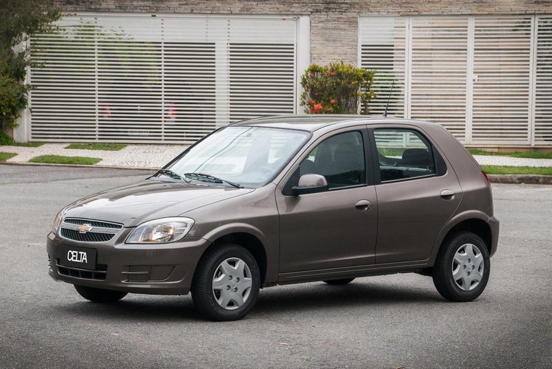 Chevrolet Celta 2014 ganhou frisos cromados na grade, além de airbag e ABS