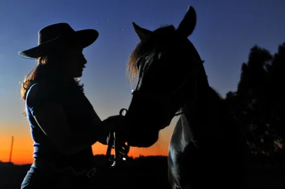  Santa Maria, Rio Grande do Sul, Brasil, 25/08/2015.Doença do Mormo ameaça desfiles farroupilhas. CPF Piá do Sul afirma que não desfilará com os cavalos. Reunião na prefeitura deveria decidir a presença ou não dos animais, mas nada ficou decidido. Na foto Josieli Silva Castro e o cavalo Hilário.FOTO: GERMANO RORATO/AGÊNCIA RBS, GERAL