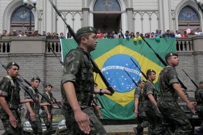  

CAXIAS DO SUL, RS, BRASIL  (07/09/2014) Semana da Pátria em Caxias do Sul 2014.  Semana da Pátria 2014. Desfile com a banda do Carmo e militares do 3º GAAAe.  (Roni Rigon/Pioneiro)