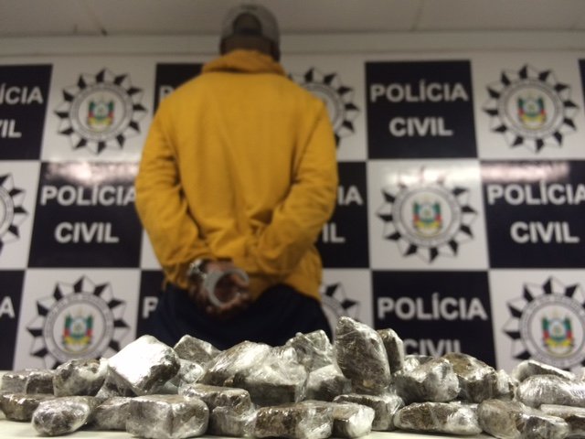 Traficante é preso próximo a escola no Bairro Partenon, em Porto Alegre