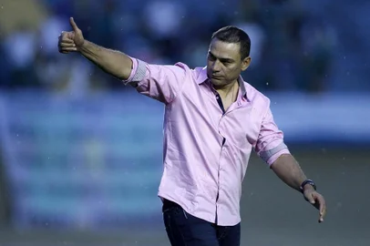 GOIÁS X INTERNACIONALGO - BRASILEIRÃO/GOIÁS X INTERNACIONAL - ESPORTES - O técnico Clemer, do Internacional, entra em campo para a partida contra o Goiás, válida   pelo Campeonato Brasileiro, no Estádio Serra Dourada, em Goiânia, neste domingo.   17/11/2013 - Foto: ADALBERTO MARQUES/AGIF/ESTADÃO CONTEÚDOEditoria: ESPORTESLocal: GOIANIAIndexador: ADALBERTO MARQUESFonte: AGIFFotógrafo: AGIF