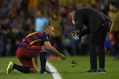 Barcelonas coach Luis Enrique (R) talks with Barcelonas Argentinian defender Javier Mascherano during the UEFA Champions League Group E football match between FC Barcelona and Bayer Leverkusen. AFP PHOTO / LLUIS GENE