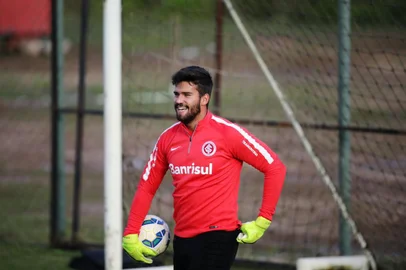  PORTO ALEGRE, RS, BRASIL - 09-07-2015 - Treino do Inter no CT Parque Gigante. (FOTO:CARLOS MACEDO/AGÊNCIA)Goleiro Alisson