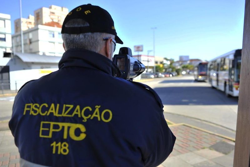  PORTO ALEGRE, RS, BRASIL, 16/07/2013 - Agentes reforçaram a fiscalização por radár móvel e distribuíram folhetos educativos para padestres no Terminal Triângulo, na Zona Norte da Capital