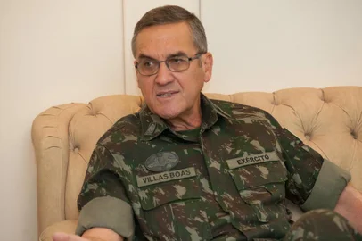BRASÍLIA, DF, BRASIL 06-10-2015. O general de Exército Eduardo Dias da Costa Villas Bôas tomou posse como comandante do Exército Brasileiro em 5 de fevereiro de 2015, substituindo o general Enzo Martins Peri. Villas Bôas é natural de Cruz Alta (RS), onde nasceu em 7 de novembro de 1951.