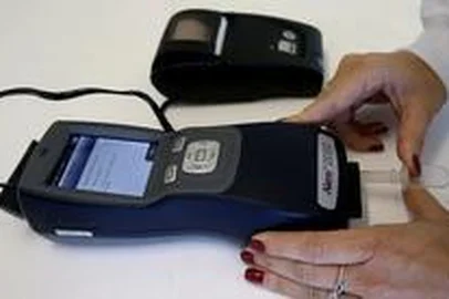 Um dispositivo similar a uma maquineta de cartão de crédito, apelidado de "drogômetro", está sendo testado para futuramente ser posto em prática na fiscalização de quem dirige veículos sob influência de "substância psicoativa que determine dependência", crime previsto no artigo 305 do Código de Trânsito Brasileiro. 
