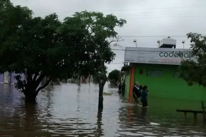 Rio Jacuí transborda e deixa Eldorado do Sul inundada