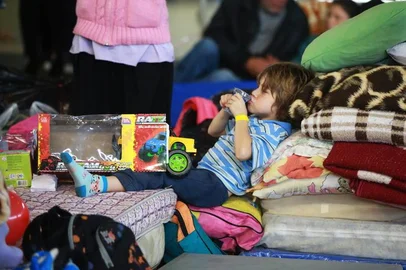  PORTO ALEGRE, RS, BRASIL, 11/10/2015: Festa e doações de brinquedos fizeram a alegria das crianças dos desabrigados acolhidos no Ginário Tesourinha. (Foto: Carlos Macedo/ Agência RBS)