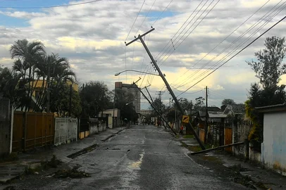 Chuva danifica rede e mais de 100 mil pessoas estão sem luz na Região Central