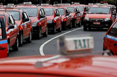  PORTO ALEGRE, RS, BRASIL, 21-10-2015: Táxis em ponto na Estação Rodoviária, na região central. Taxistas reclamam do funcionamento de GPS e do botão de pânico nos veículos da frota de Porto Alegre. (Foto: Mateus Bruxel / Agência RBS)