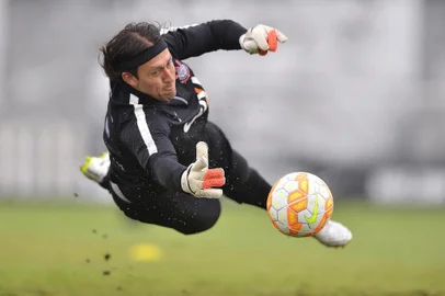 SAO PAULO - SP - 02/02/2015 - TREINO DO CORINTHIANS - Cassio durante treino do Corinthians no CT Joaquim Grava. Foto: 
