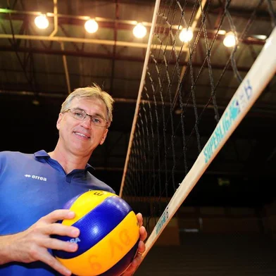  BENTO GONÇALVES, RS, BRASIL, 21/10/2015. Treino do Bento Vôlei, que irá disputar a Superliga 2015/2016. Na foto, técnico Paulão, medalhista olímpico em 1992. (Porthus Junior/Pioneiro)