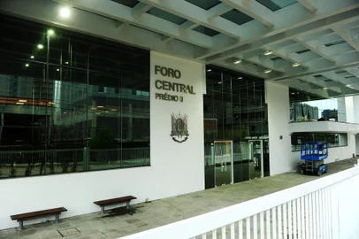  PORTO ALEGRE, RS, BRASIL, 15-09-2013: Fachada do novo Foro Cível da Comarca de Porto Alegre que  será inaugurado na próxima segunda-feira (16/09).  A solenidade ocorrerá às 11h, no saguão do andar térreo, e contará com a presença do Presidente do TJRS, Desembargador Marcelo Bandeira Pereira.O novo prédio tem 23 andares e abrigará as Varas Cíveis, Varas de Família, Fazenda Pública, além de Falência e Concordata, Precatórios, Registros Públicos e Acidentes de Trabalho. No total, serão transferidos 870.627 processos, além de 1629 equipamentos. A última etapa da mudança deve ocorrer até o final de setembro. (Foto: Andrea Graiz/Agência RBS, GERAL)