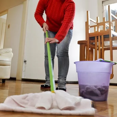  PORTO ALEGRE, RS, BRASIL, 03/06/2011, 14h58: A diarista Adriana Freitas Pereira, 37 anos, limpa residência no bairro Petrópolis. De acordo com pesquisa, há aumento da procura por este tipo de profissional nesta época do ano. (Foto: Mateus Bruxel / Diário Gaúcho)